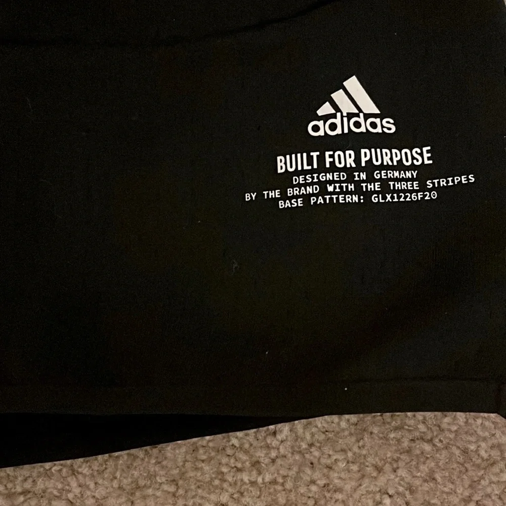 Adidas crop hoodie, two zips pockets in front and zips on the side one of a kind - Picture 6 of 6